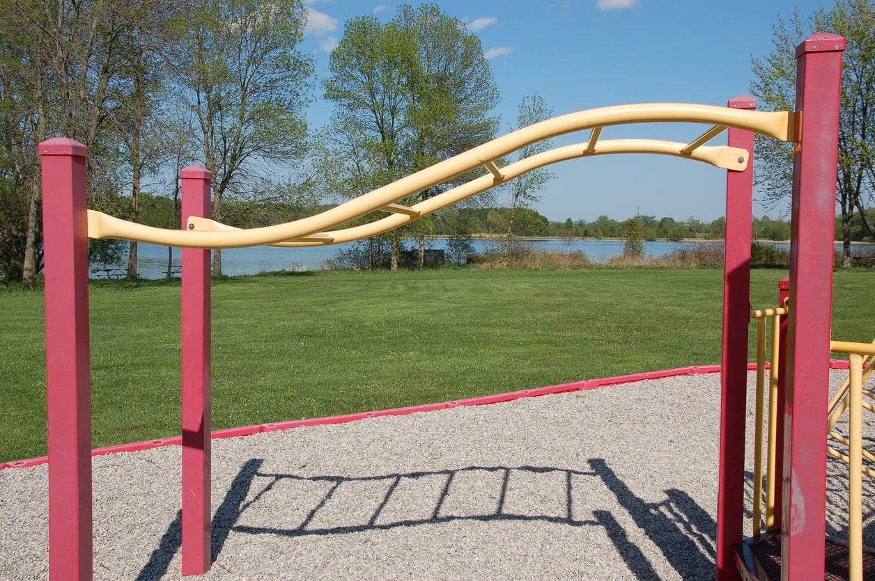 kiezelstenen als ondergrond voor monkey bars