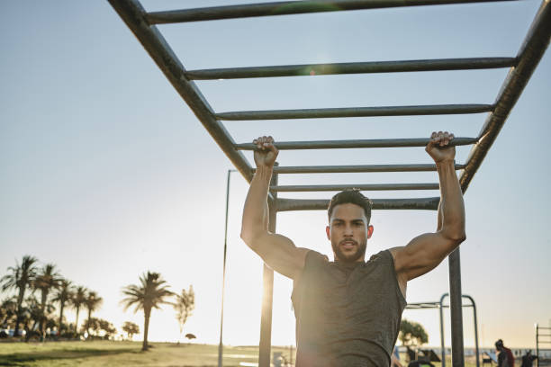 pull up oefening op de monkey bar